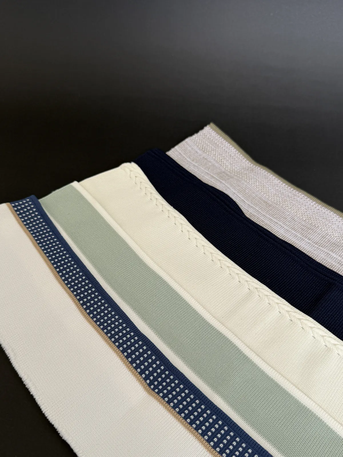 Primer plano de tejidos en marfil, verde y azul