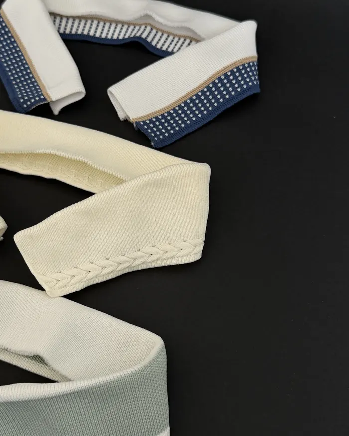 Cuellos tejidos claros con bordes azules, negros y verde grisáceo