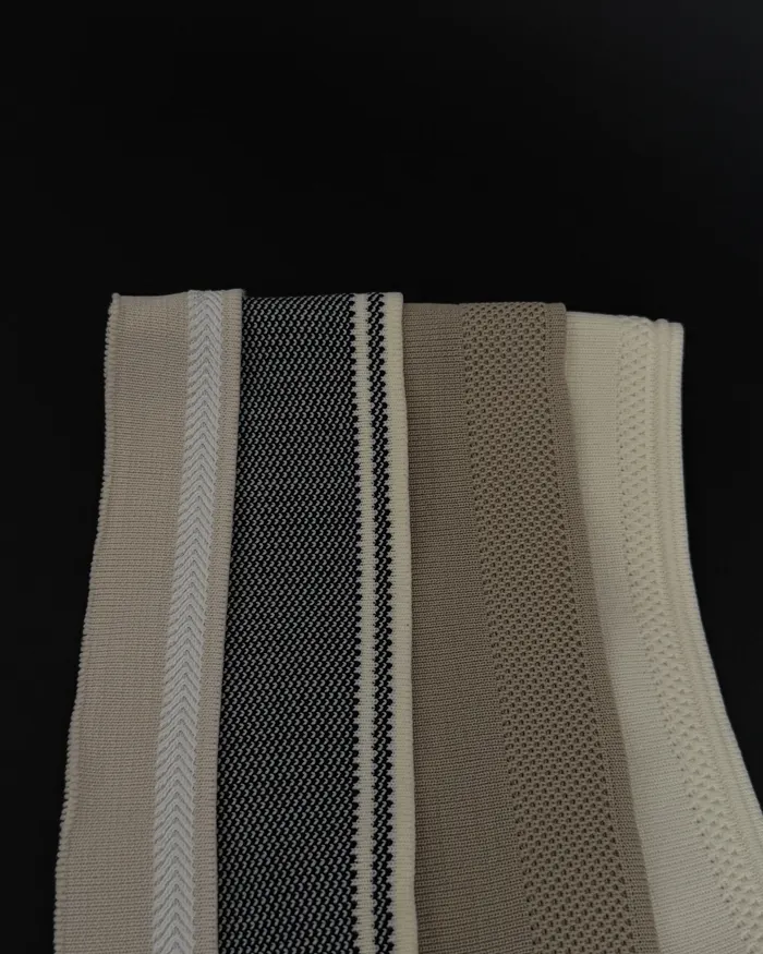 Tejido con franjas verticales en negro, gris y marfil