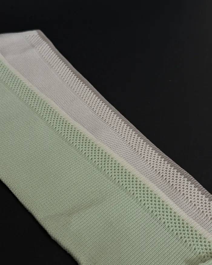 Muestra tejida en verde suave, marfil y arena