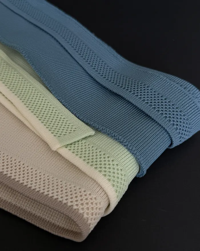Muestras tejidas en azul, marfil, verde y negro