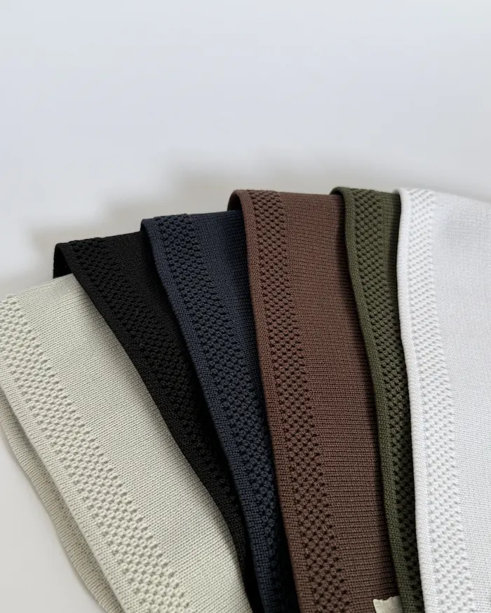 Muestras tejidas en tonos neutros, beige y marrón oscuro