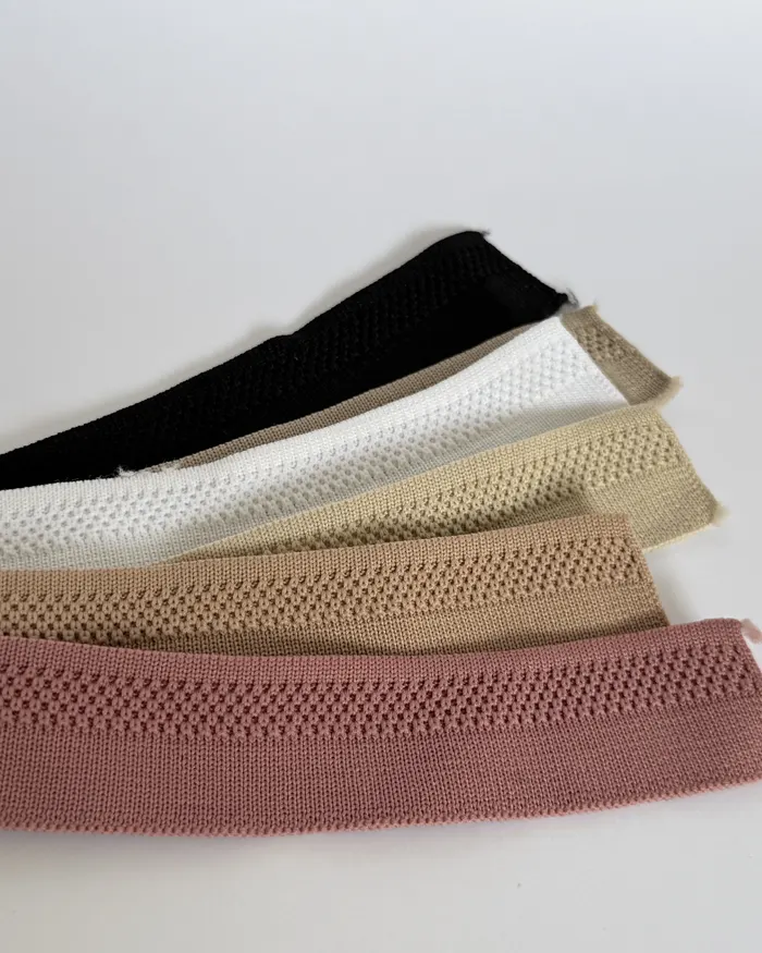 Muestra tejida en beige, marfil y rosa suave