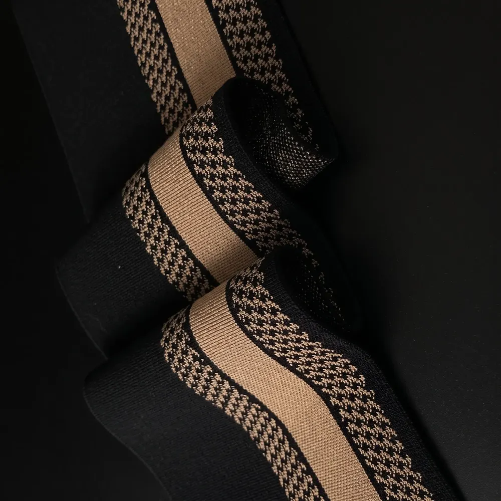 Detalle de tejido jacquard negro y dorado